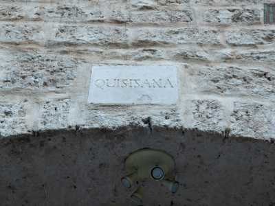 Sull�arco in pietra risalta la scritta �Quisisana�, un richiamo alla pace e salubrit� del luogo